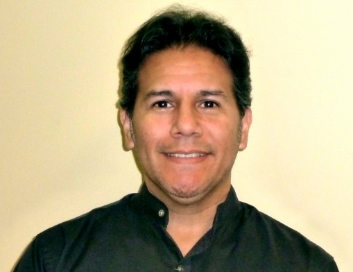 MuQi Quintanilla helps clients relieve pain through acupuncture.