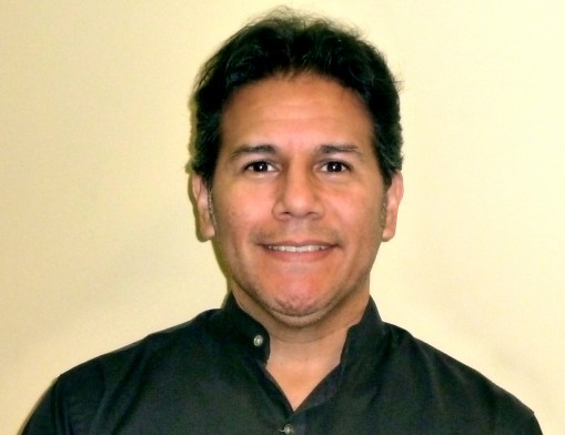 MuQi Quintanilla helps clients relieve pain through acupuncture.
