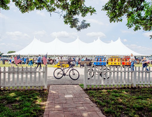 Enjoy live music and dining under the big tent. Photo courtesy of the Indian Women’s Pocahontas Club, 2024.