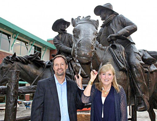 AVB President Ted Cundiff and Board Chair 
Kelley Kimbrough-Rash hold the reins of AVB as the new Downtown Broken Arrow branch opens in the heart of the Rose District. The bronze sculpture, “Binding Contract,” stands in the plaza of the new branch.