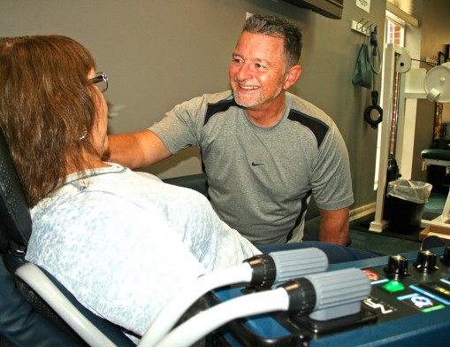 Dr. Tracy Standridge of Standridge Clinic in Owasso 
administers treatment to a patient through 
PEMF technology.