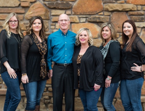 The staff of Primary Eye Care (L to R): Erica Smith, Hannah Lechtenberg, 
Dr. Len Hart, Shelley Hayes, Natalie Roberts and Tiffani Glen. 