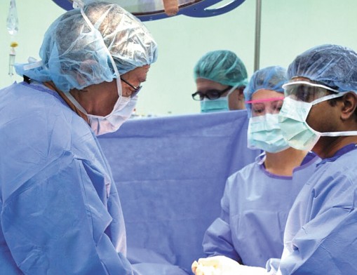 Dr. Rodney Plaster and Dr. Sarat Kunapuli perform a knee replacement on patient in El Salvador.