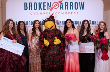 (L-R) Annie Duncan, Jonna Watson, Jada Warren, Roscoe, Yessenia DeLeon, Alexis Dawn Jameson, Sarah VandeBogart Miss Rooster Days 2020.